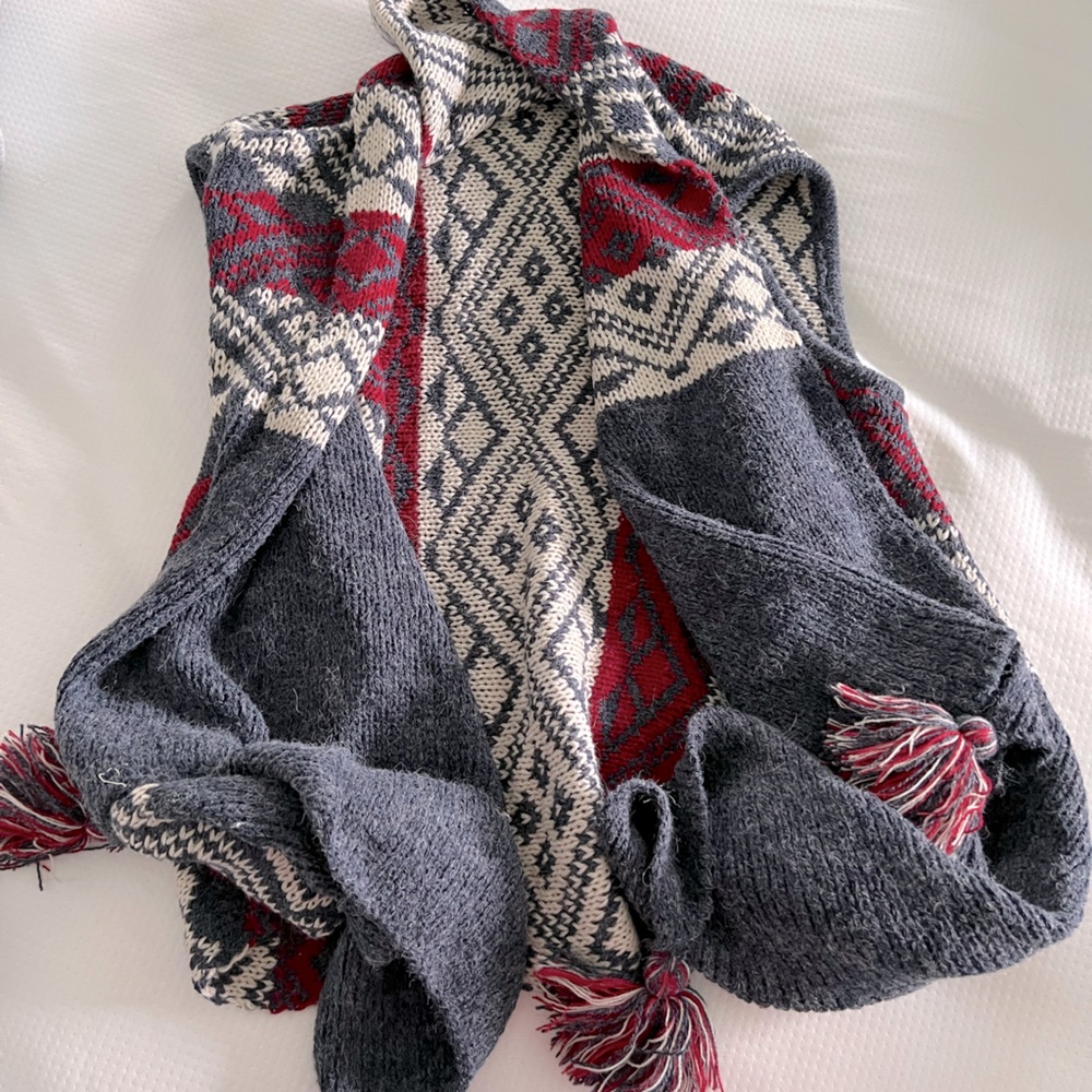 Women’s Sleeveless Sweater Poncho